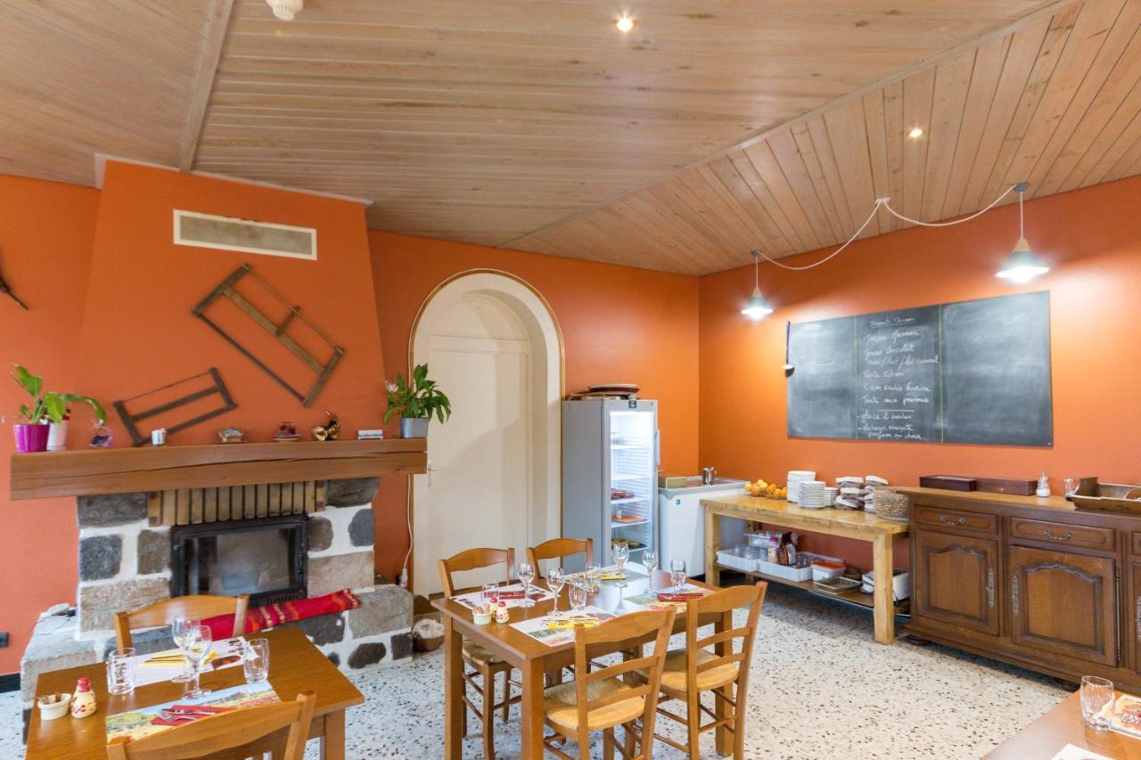 Hotel Restaurant Le Foirail Saint-Haon Exterior foto